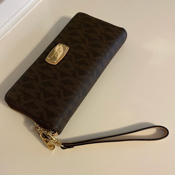 Michael Kors large logo brown Continental Wallet with wristlet strap - Picture 9 of 9